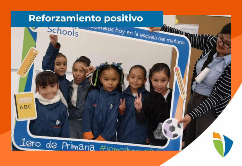 Conoce los beneficios del reforzamiento positivo y como ayuda en la escuela