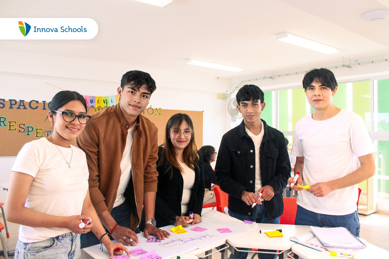 5 estudiantes de bachillerato en el salón de clases de Innova Schools