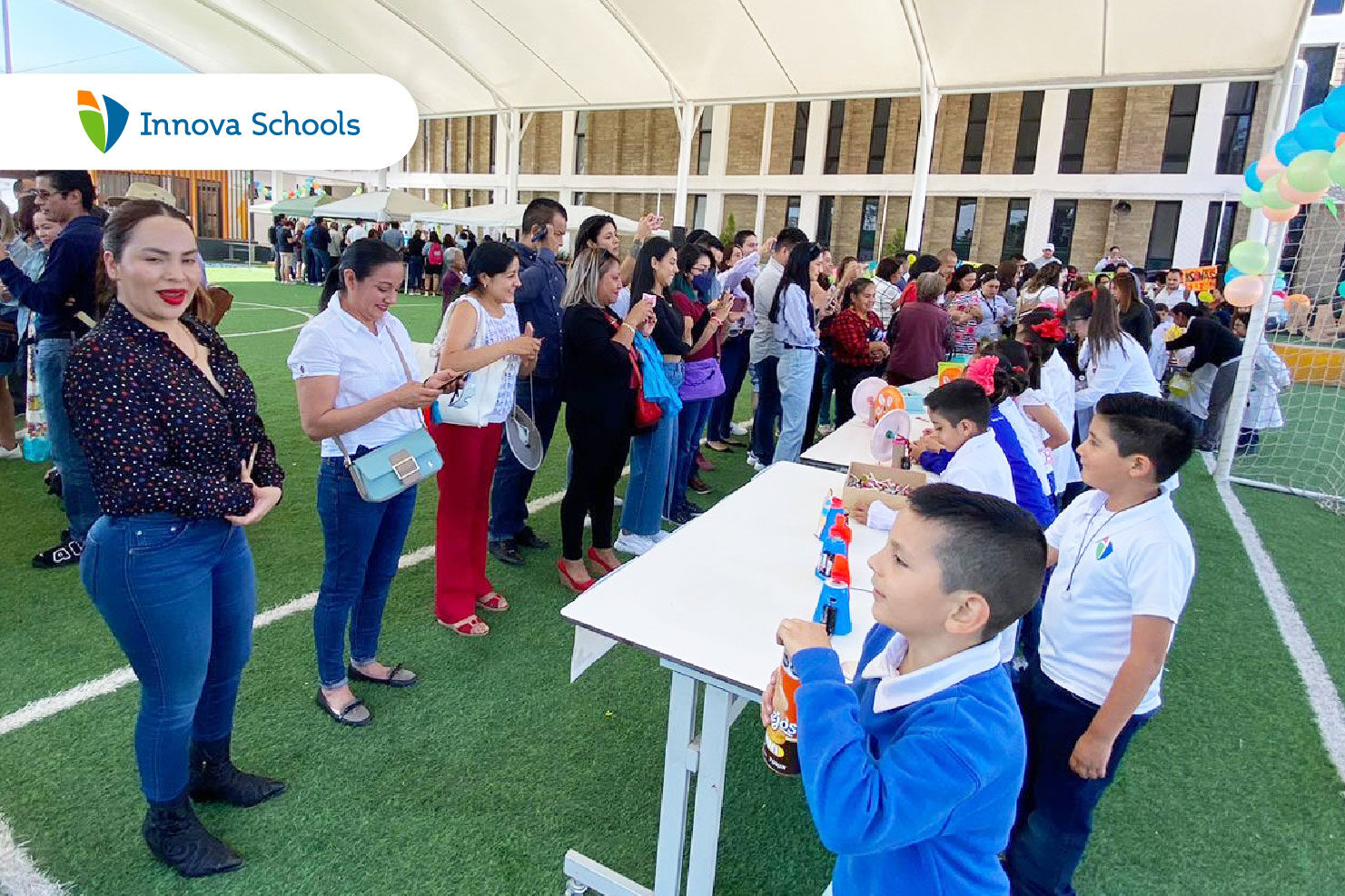 alumnos innova schools participando en evento de share program