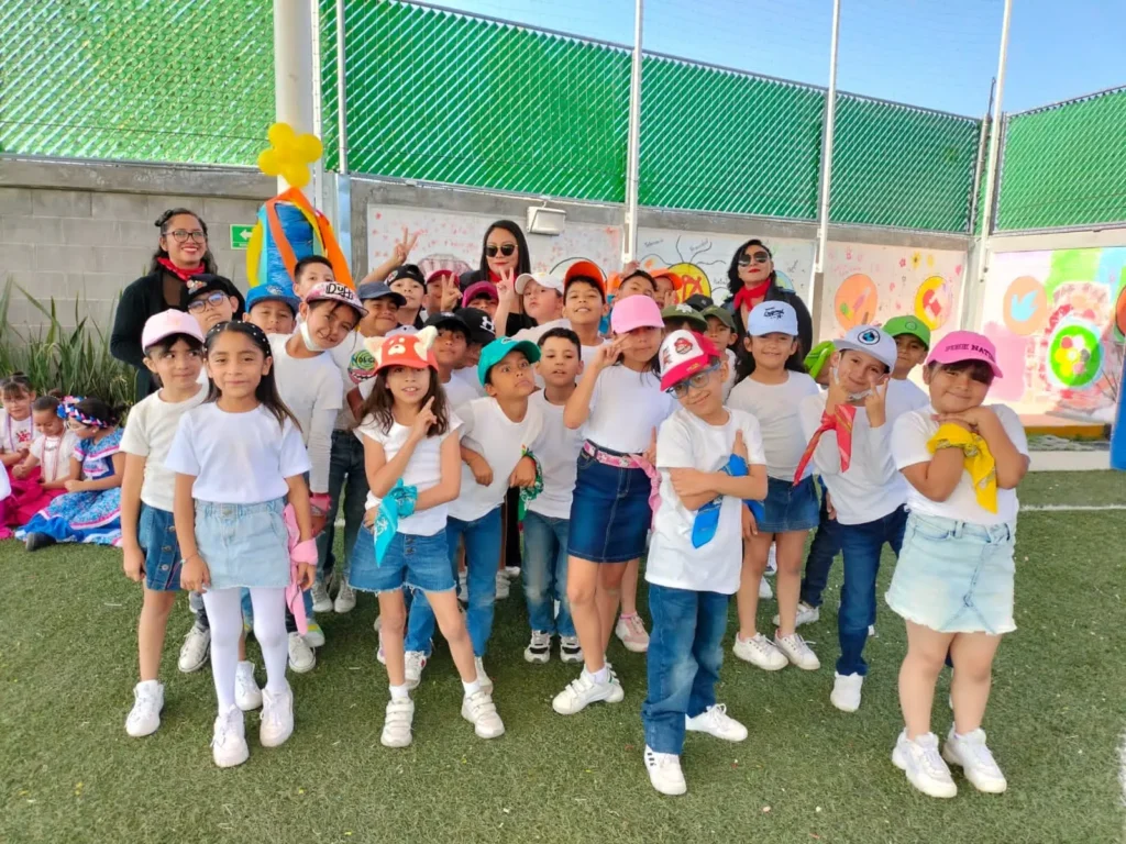 niños en festival escolar de primavera