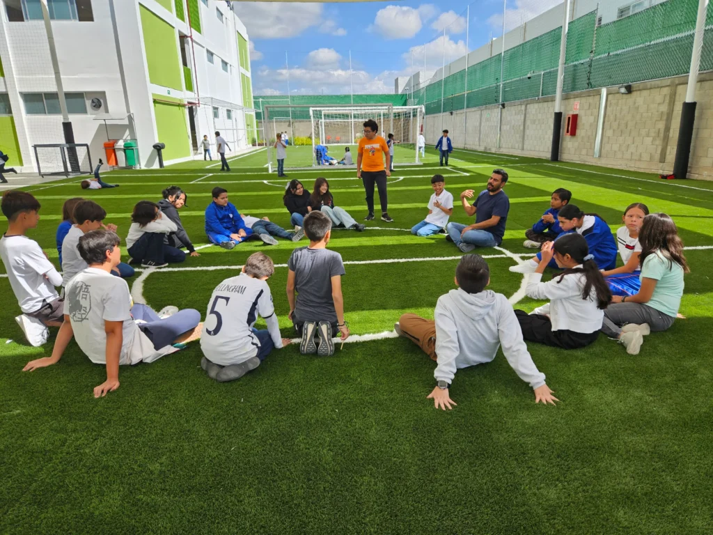 grupo de estudiantes sentados en una cancha