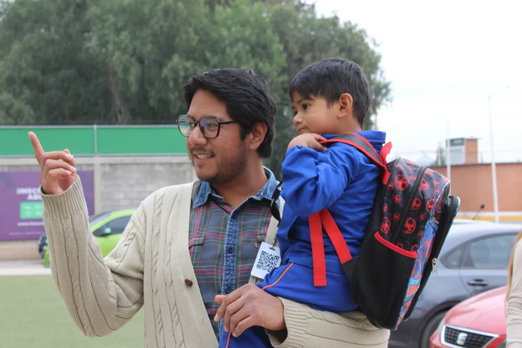 padre cargando a su hijo