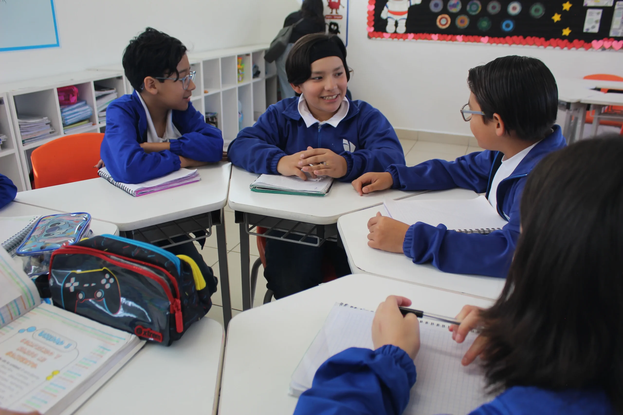 niños sentados al rededor de una mesa