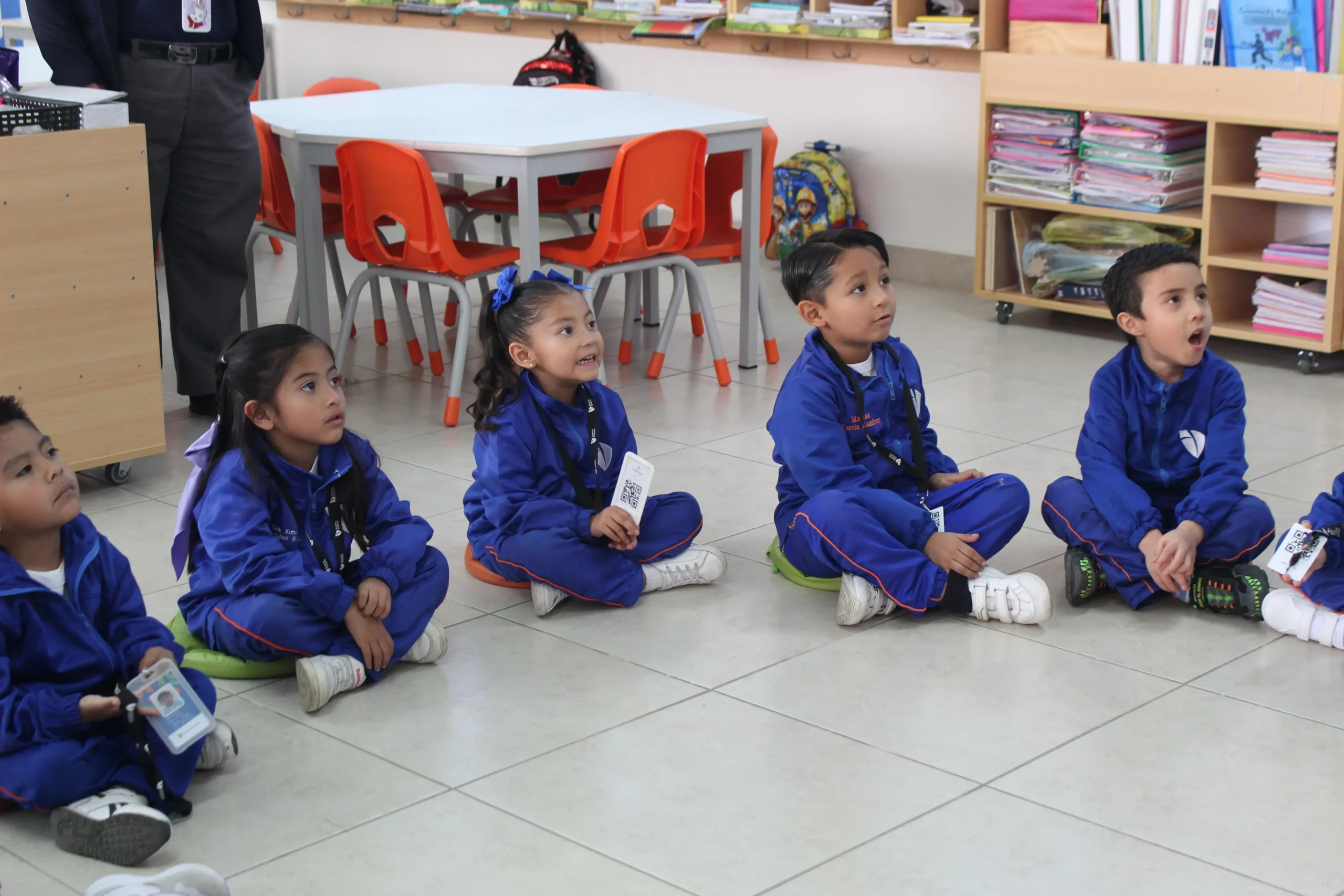 niños de kinder sentados en el salón de clases